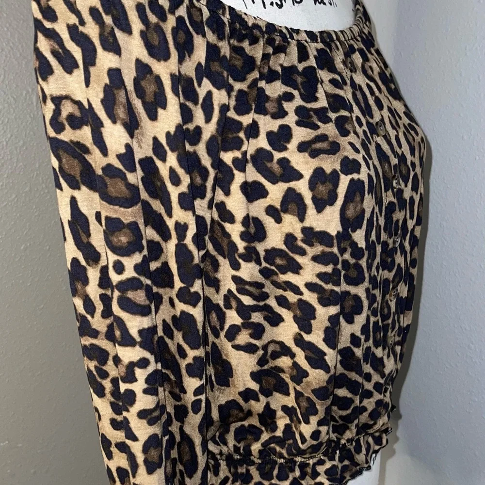 H & M Crop Top ends at waist Size Small wear on or off the shoulders - Picture 3 of 9